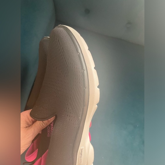 Excellent condition Skechers black slip on stretch sneakers size 8 - Picture 2 of 12